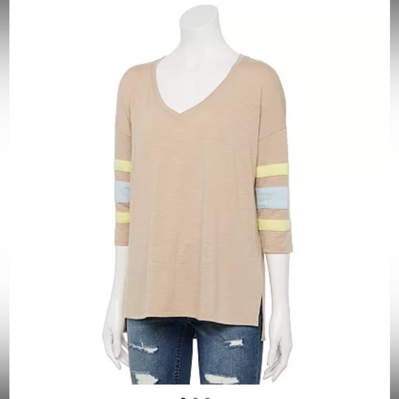 Juniors' SO® 3/4-Sleeve Varsity Tee
by SO size Xs MOCHA FROTH - Picture 2 of 12